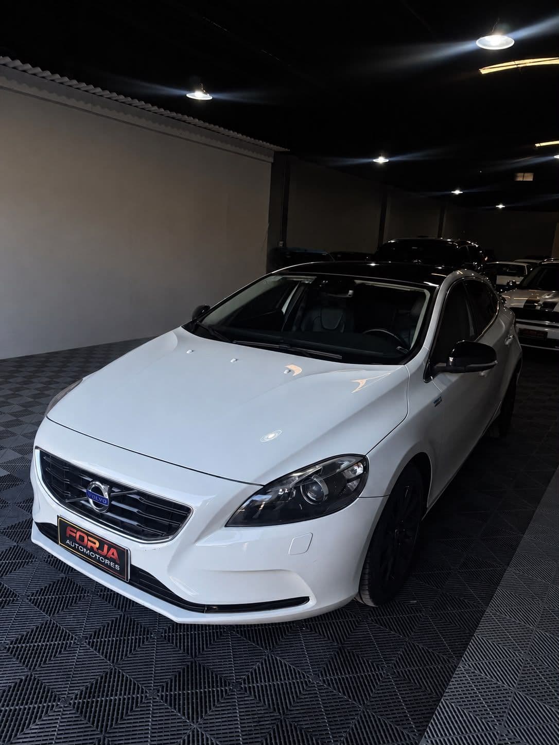 Volvo v40 T4, vista trasera en tres cuartos