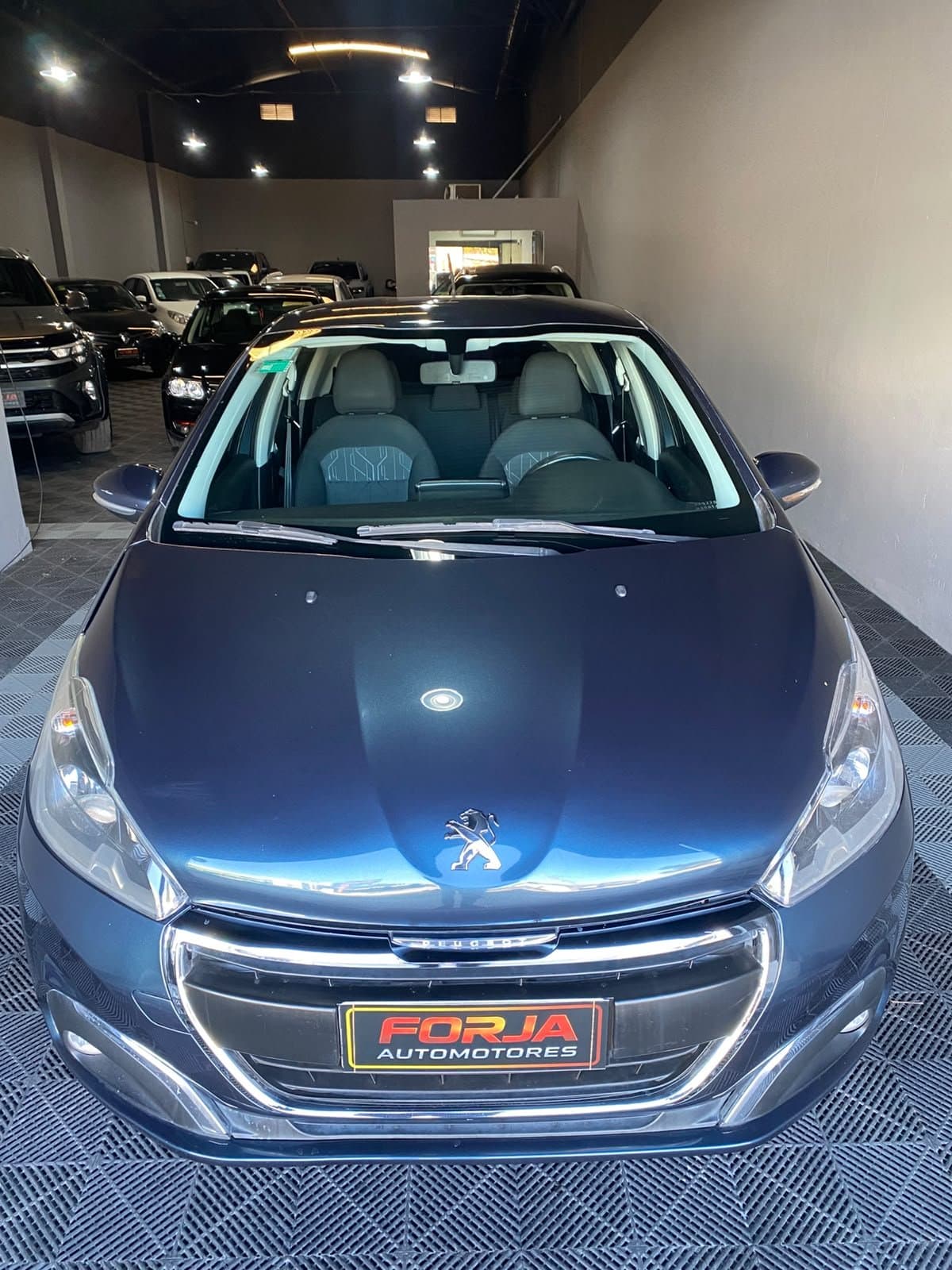 Peugeot 208 azul de frente