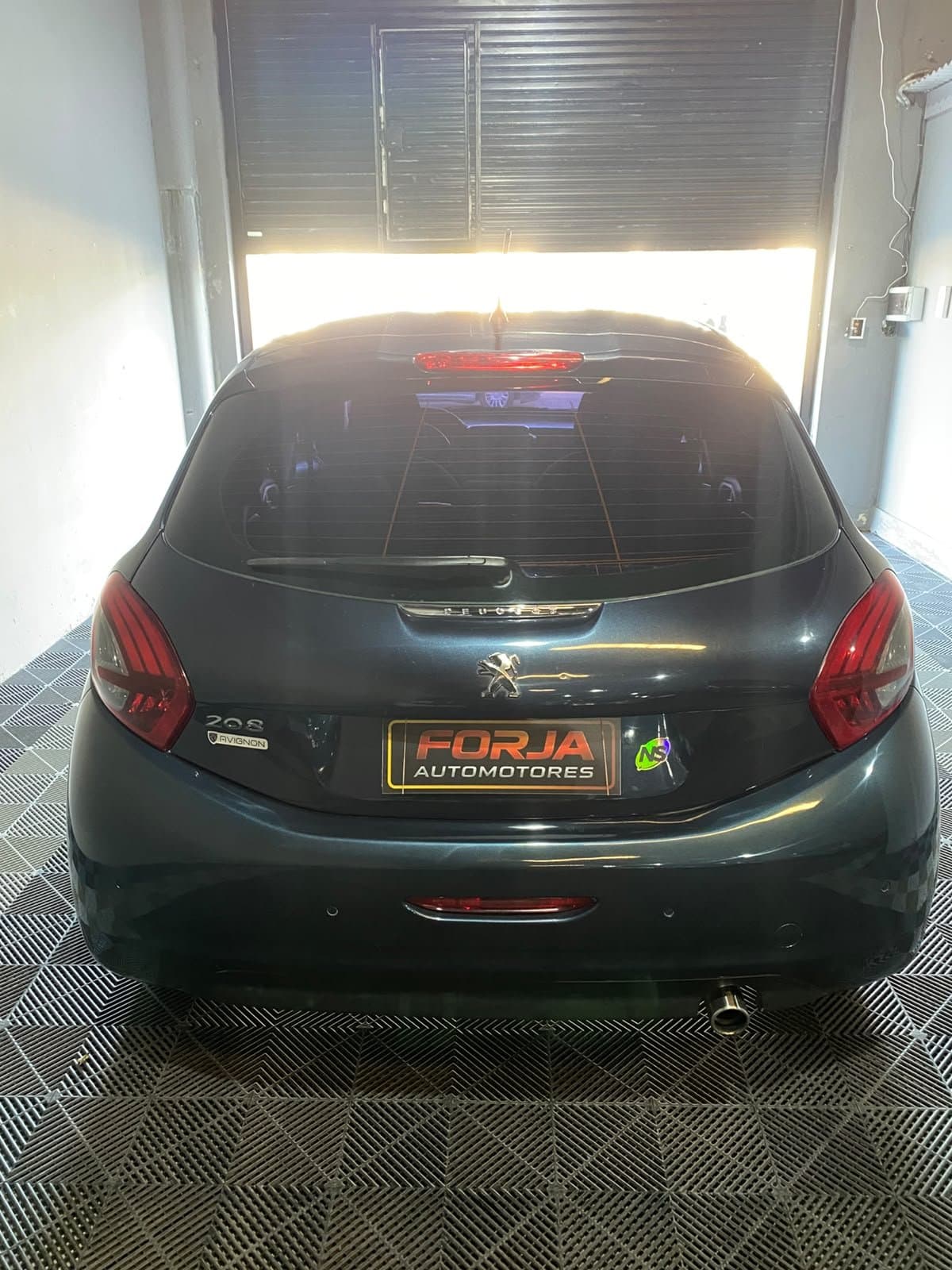 Peugeot 208 azul de atrás, con el logo 208 Avignon