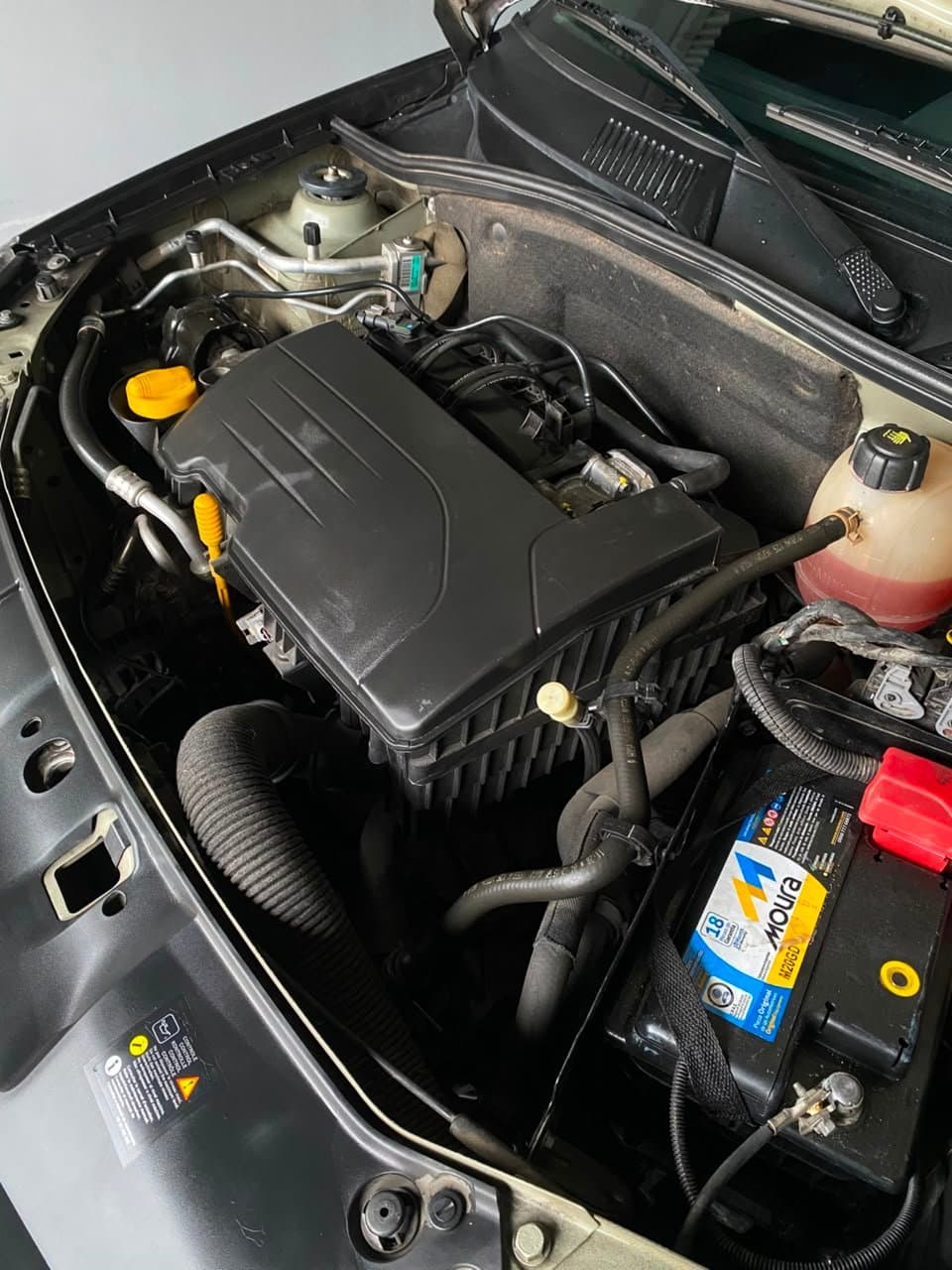 Motor del Clio de cerca, con la batería y el depósito de refrigerante
