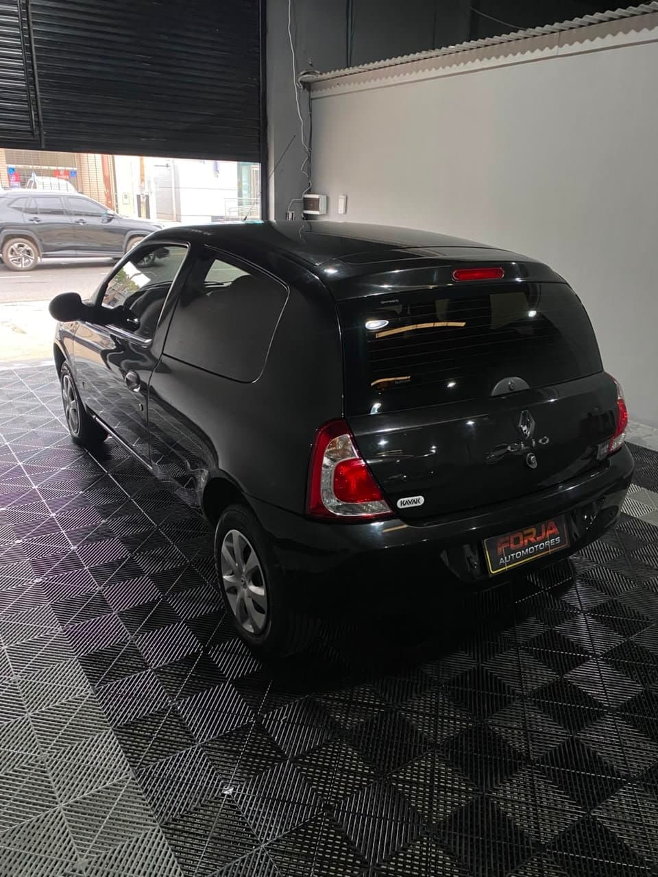 Renault Clio negro, tres cuartos de atrás del lado del acompañante