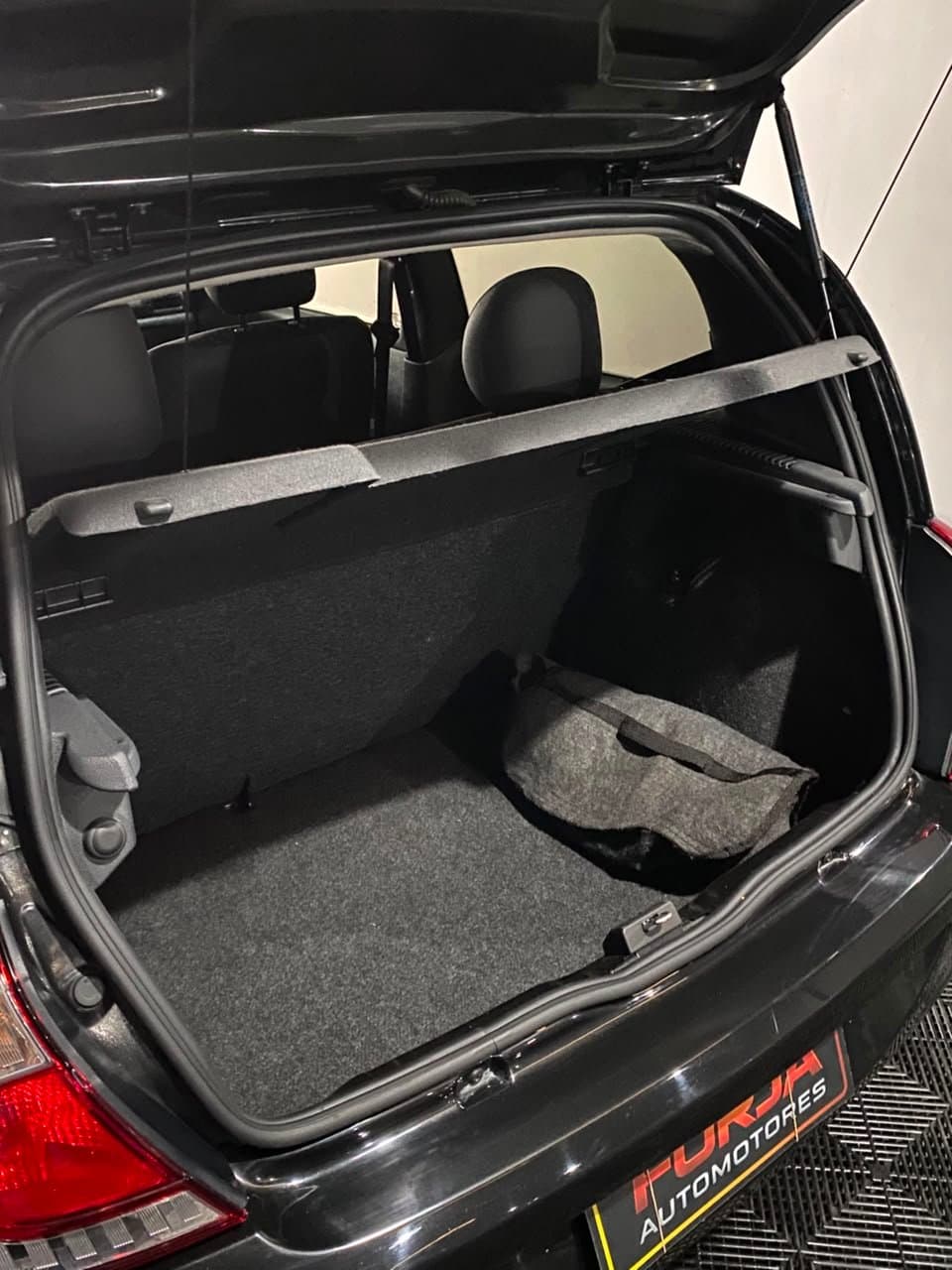 Baúl del Clio abierto, con alfombra y bandeja
