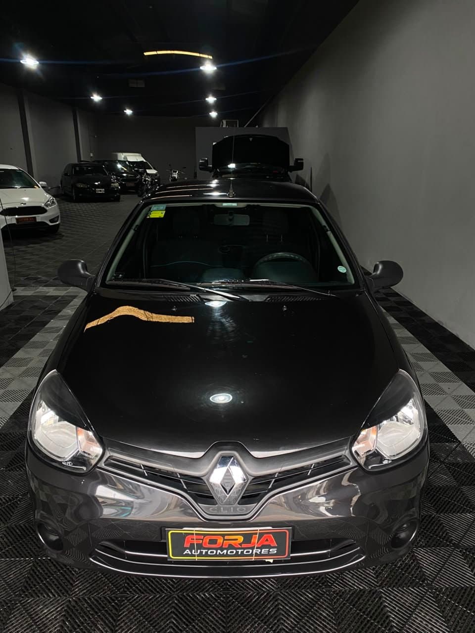 Renault Clio negro de frente, en el showroom
