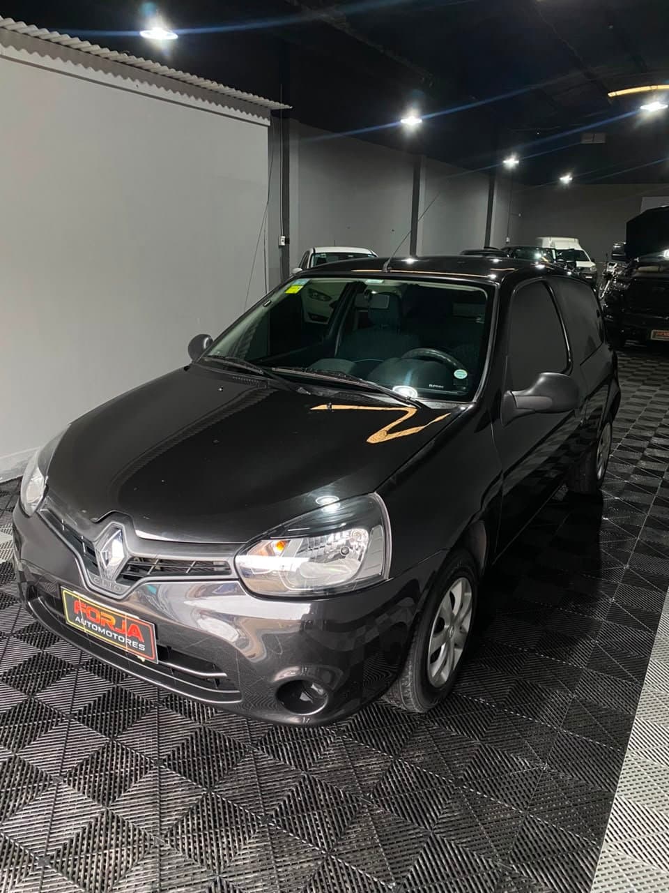 Renault Clio Mío negro, tres cuartos de frente, en el showroom de Forja