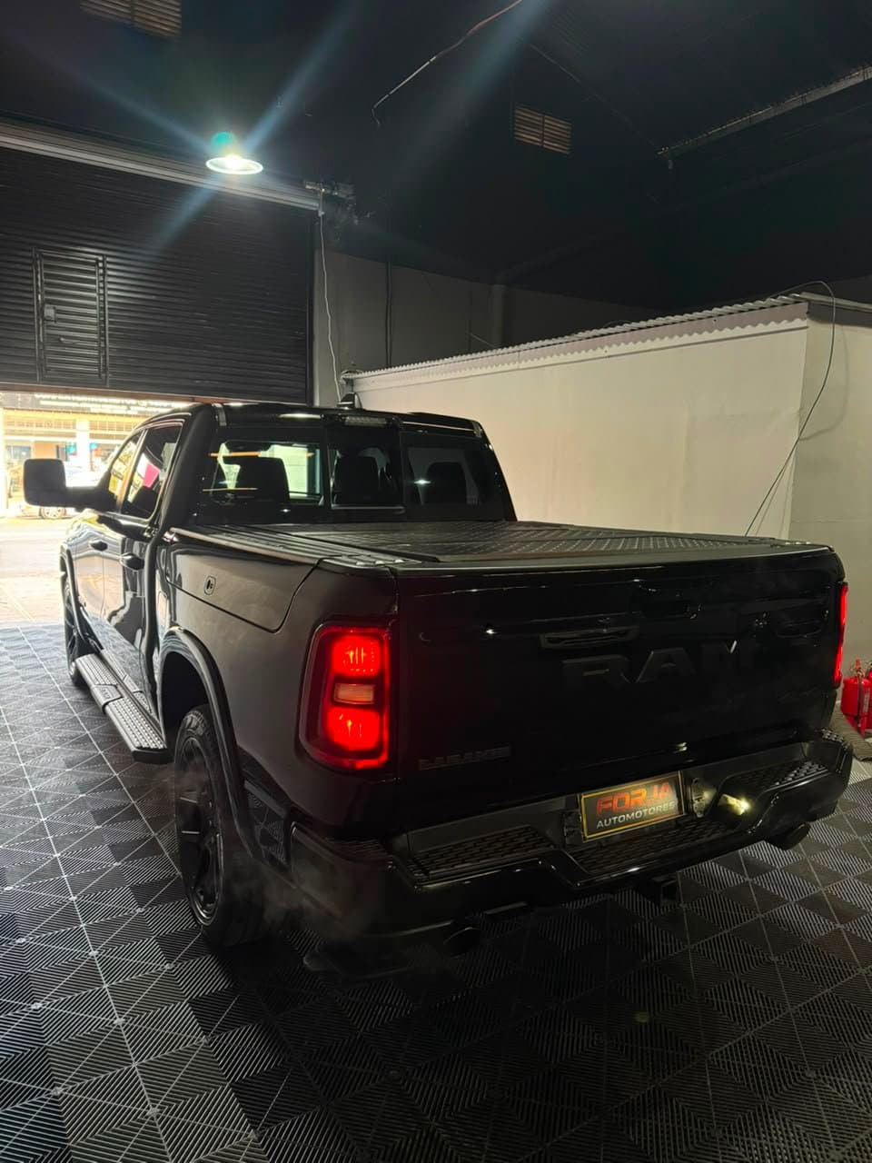 RAM 1500 negra, tres cuartos de atrás del lado del conductor