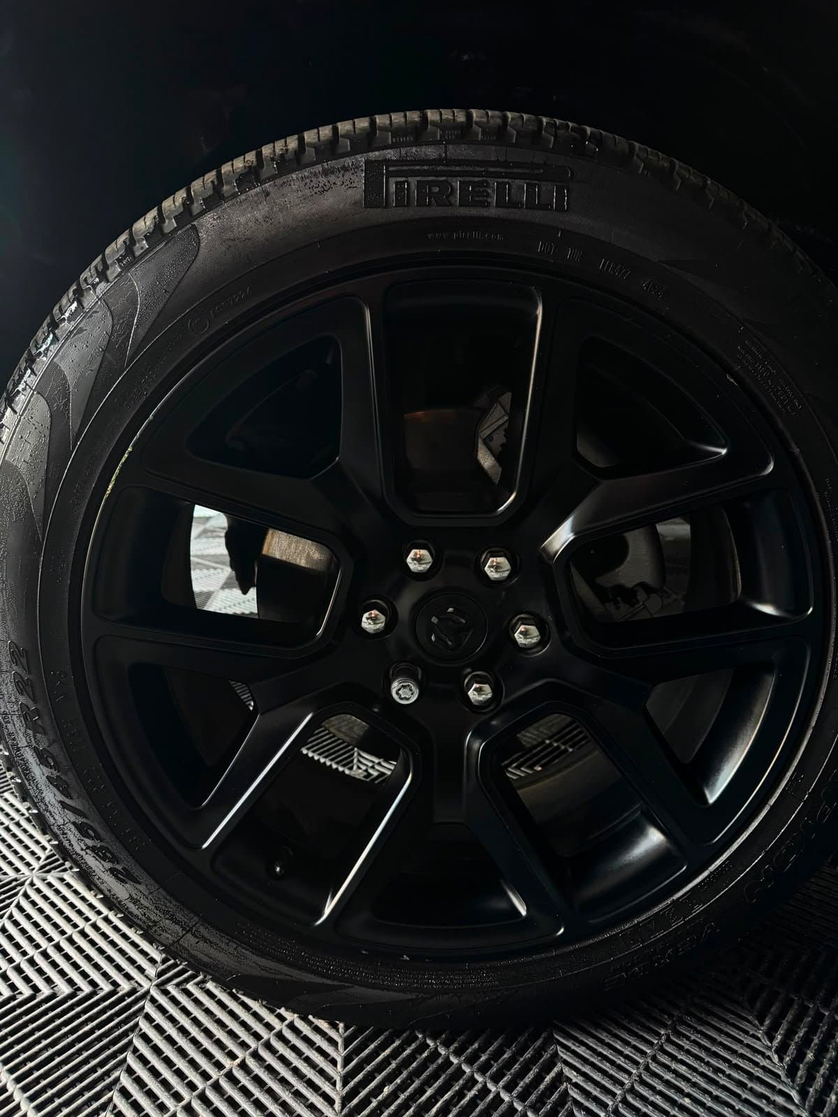 Llanta negra de la RAM 1500 con cubierta Pirelli rodado 22