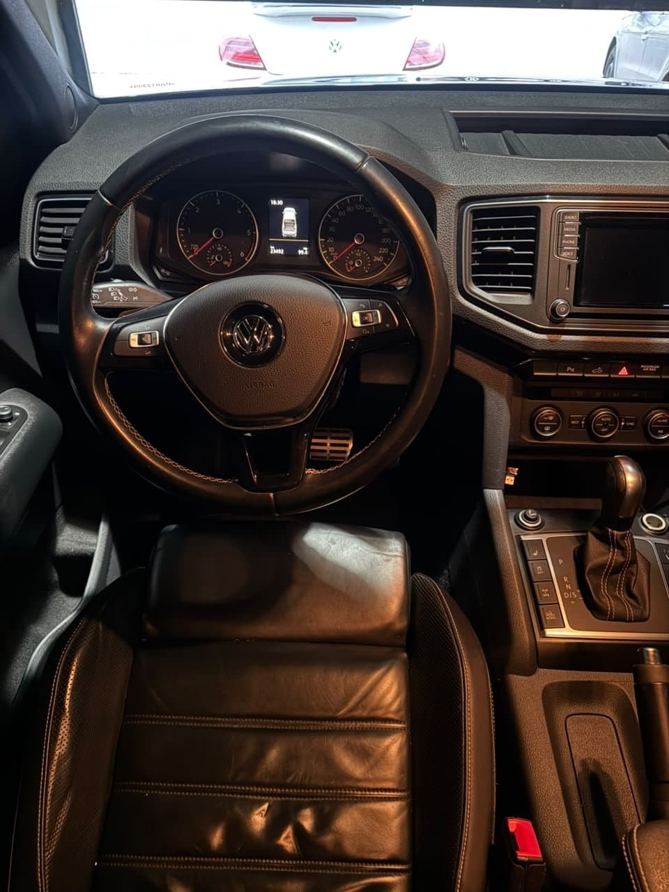 Volante, instrumental y pantalla de la Amarok desde atrás de la butaca