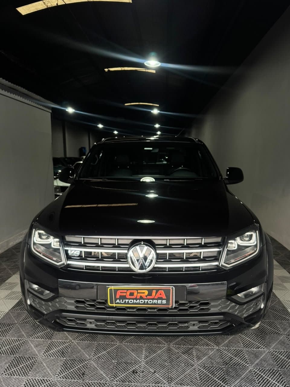 Amarok negra de frente, parrilla cromada y faros LED