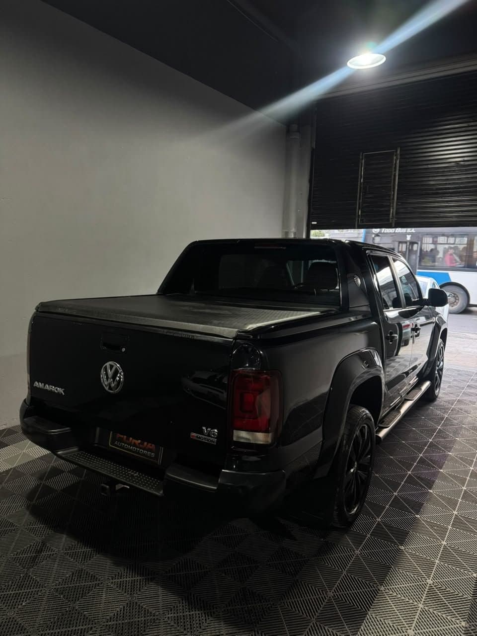 Amarok negra, tres cuartos de atrás del lado derecho, con cubre caja