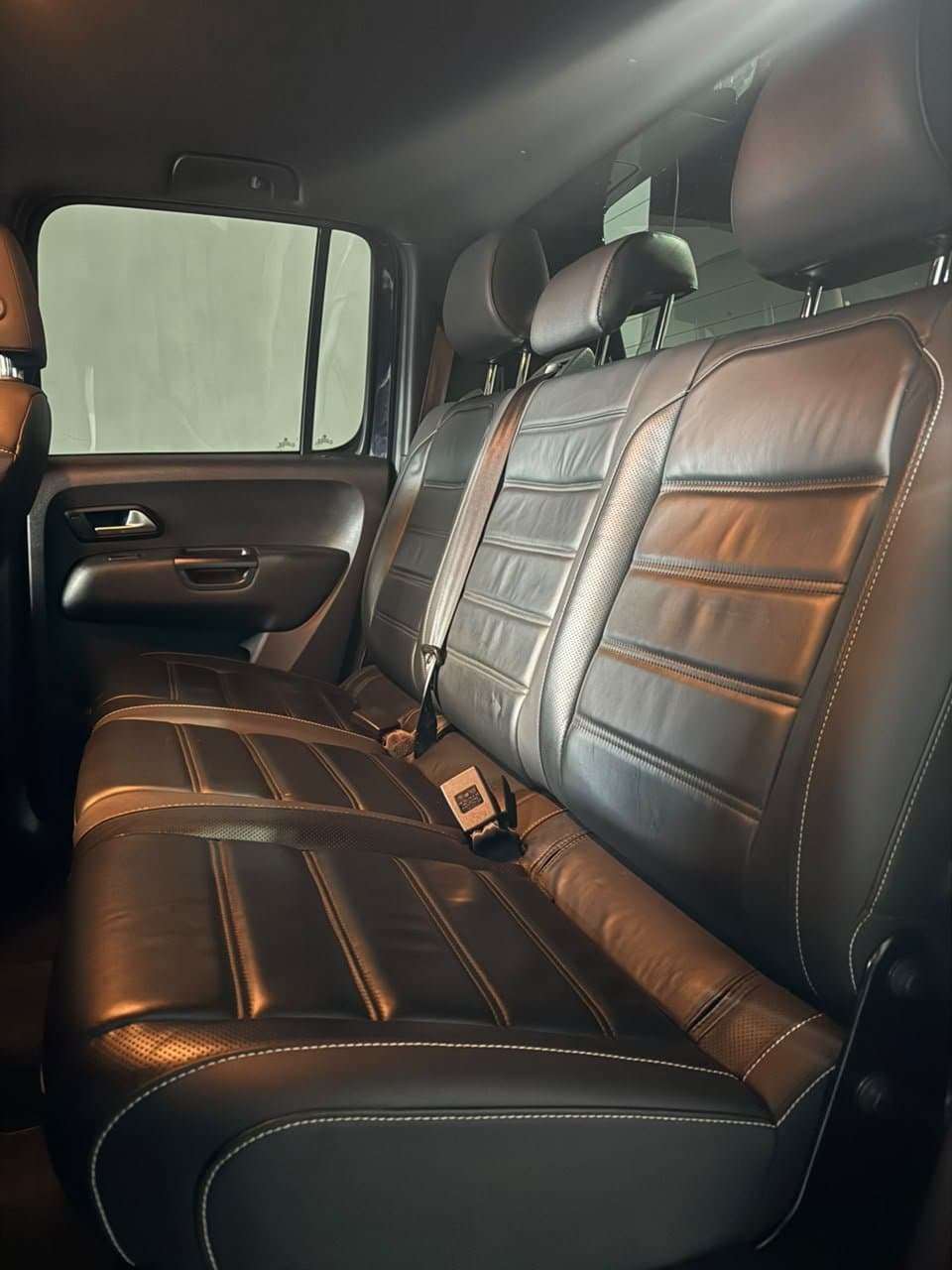 Asiento trasero de cuero negro de la Amarok