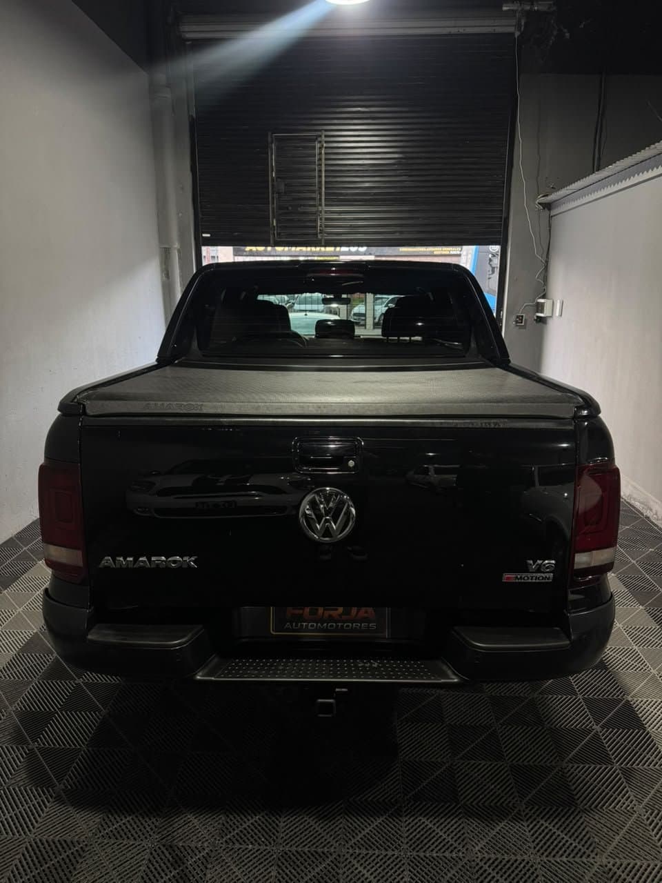 Amarok negra de atrás, portón con los logos V6 y 4Motion