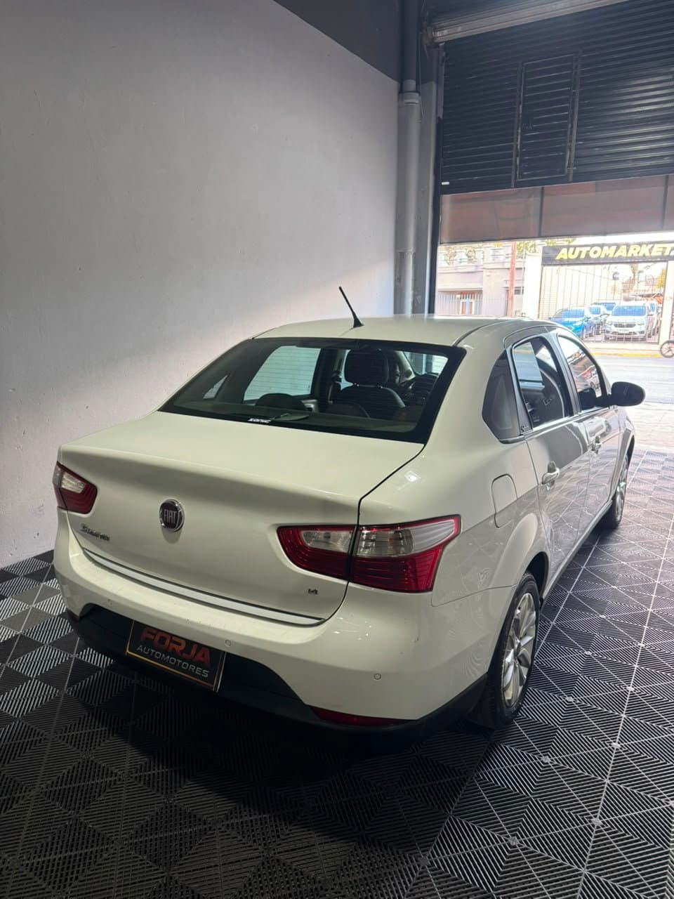 Grand Siena blanco, tres cuartos de atrás del lado derecho