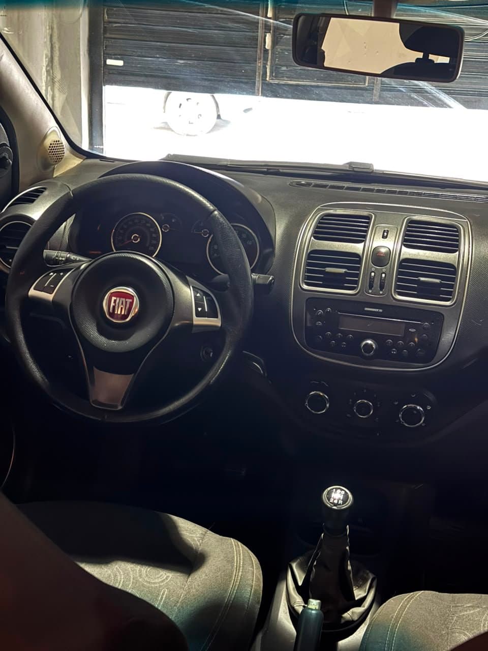 Tablero del Grand Siena con volante multifunción y caja manual