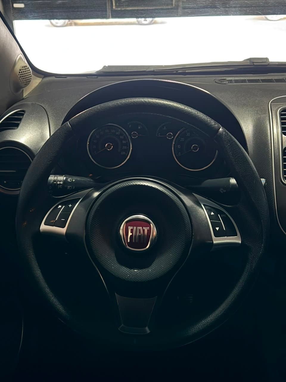 Volante e instrumental del Grand Siena