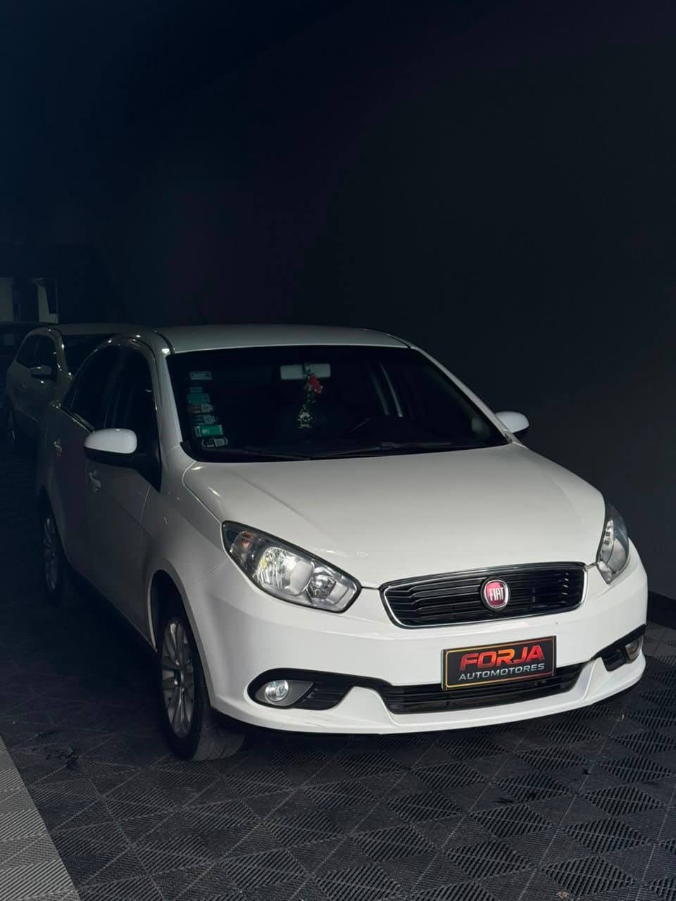 Fiat Grand Siena blanco, frente tres cuartos, en el showroom