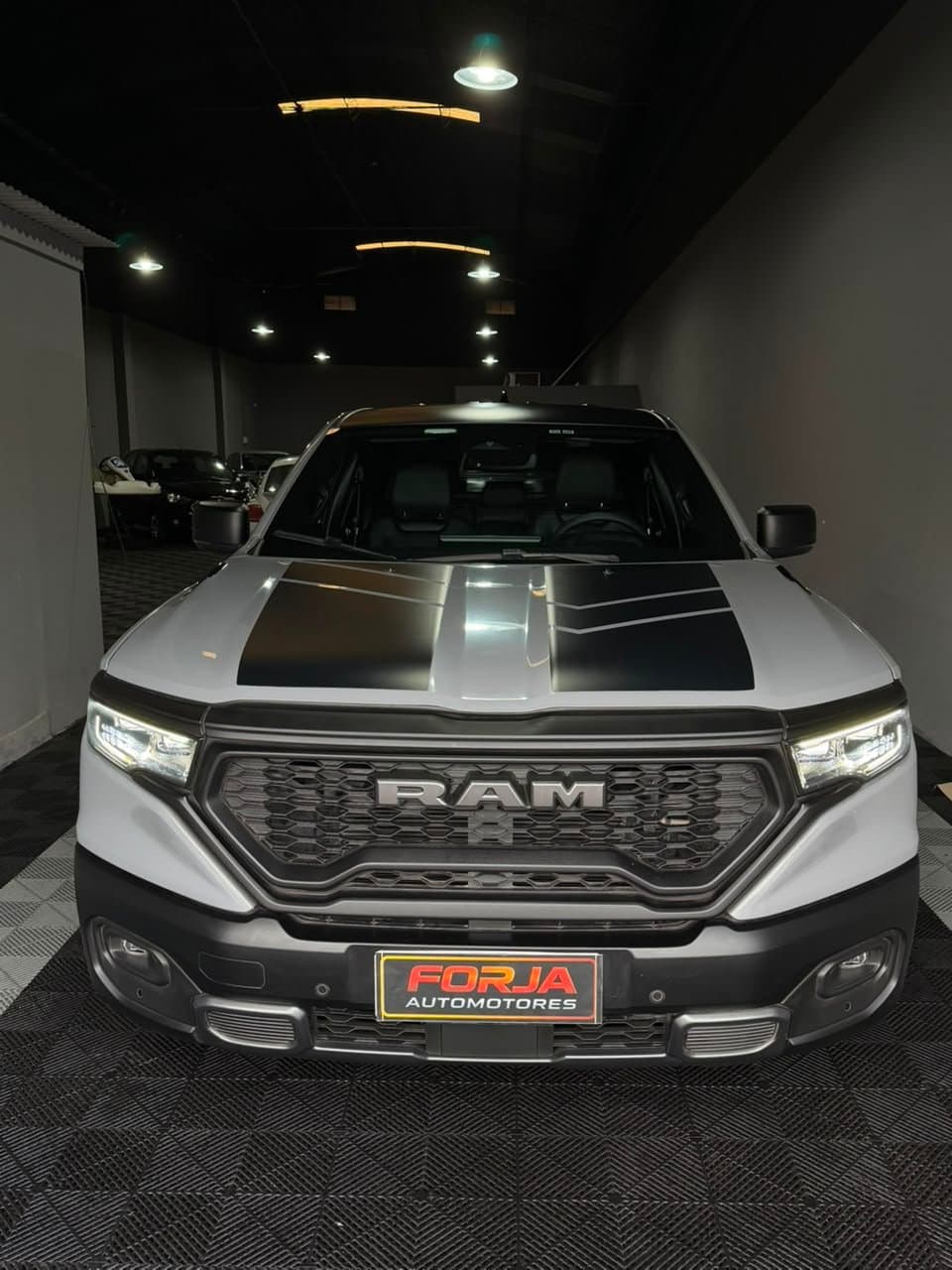 RAM Rampage gris de frente, en el showroom de Forja