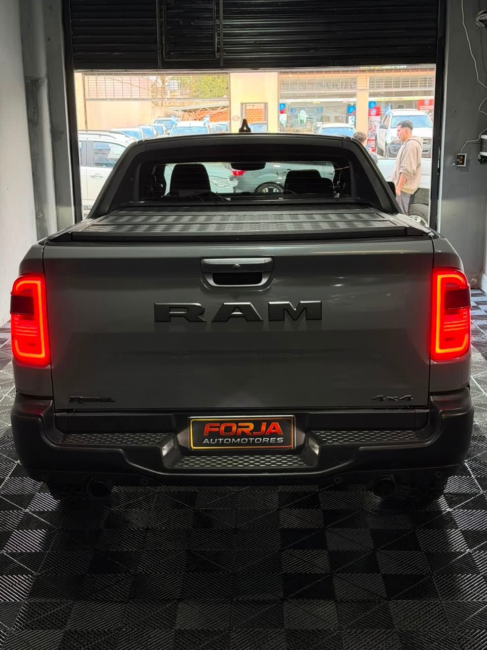 RAM Rampage gris de atrás, con las ópticas LED encendidas