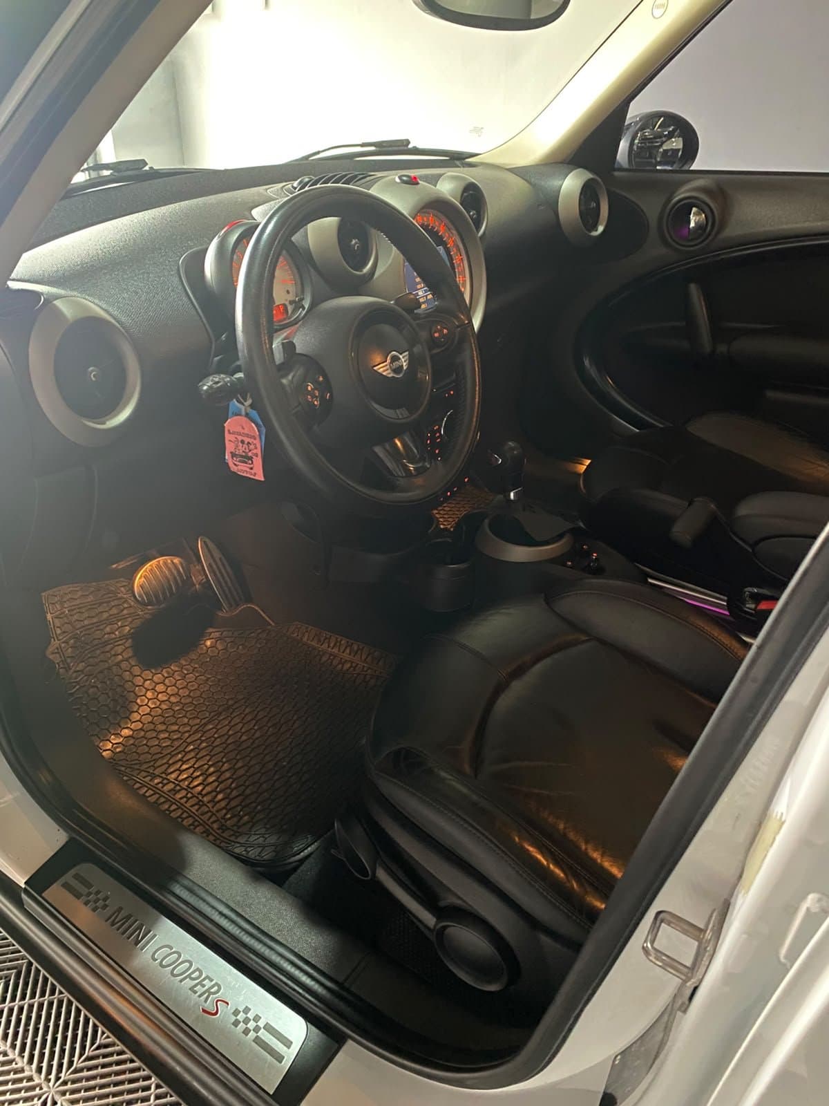 Puesto de manejo del Mini con volante multifunción, butaca de cuero negro y caja automática