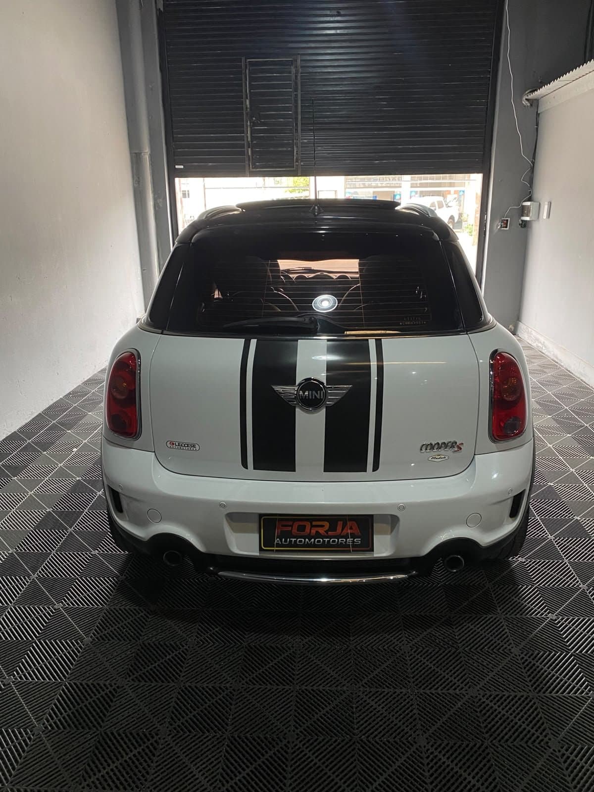 Mini Countryman blanco visto de atrás, con las franjas negras en el portón