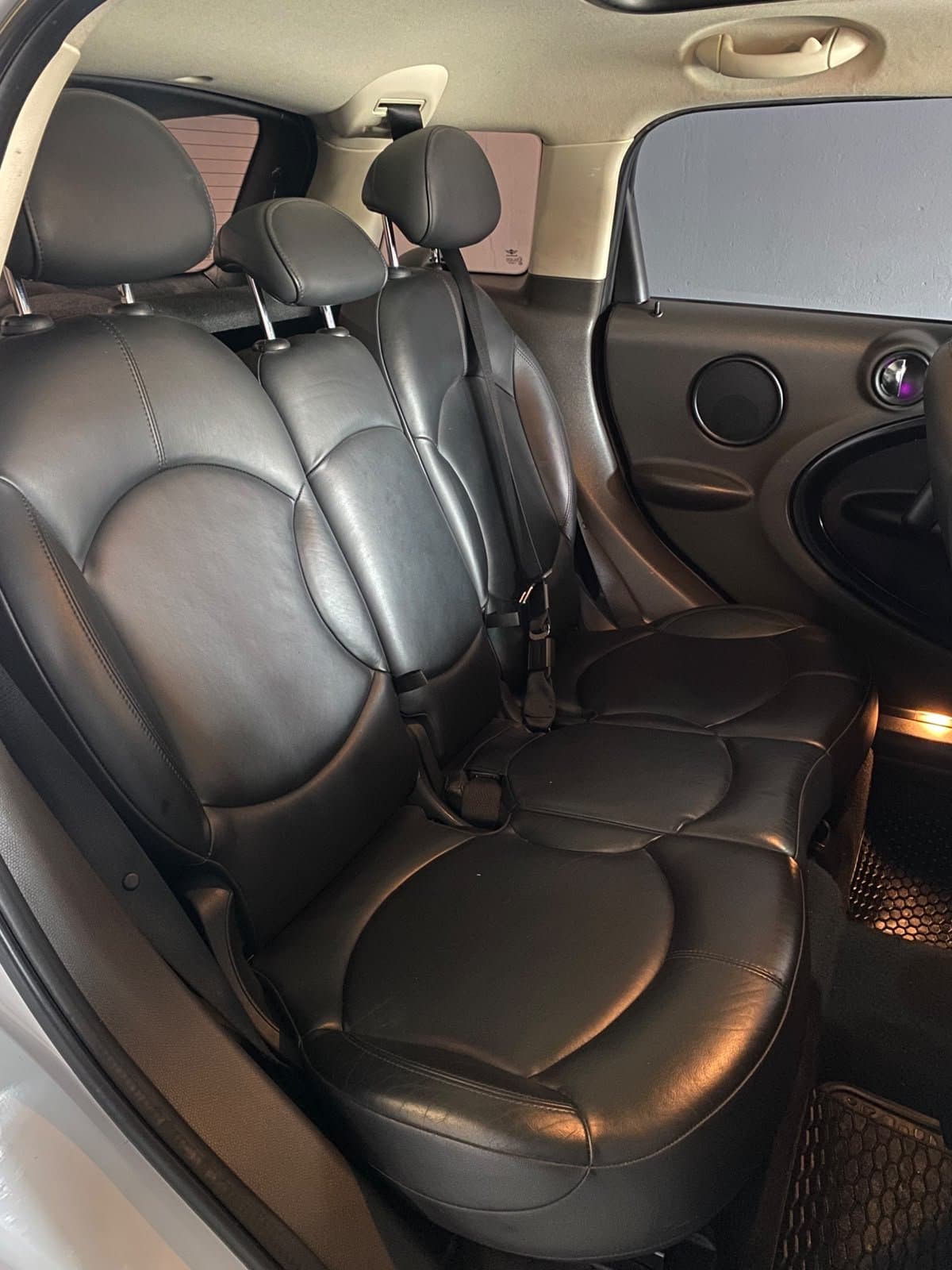 Asientos traseros de cuero negro del Mini Countryman