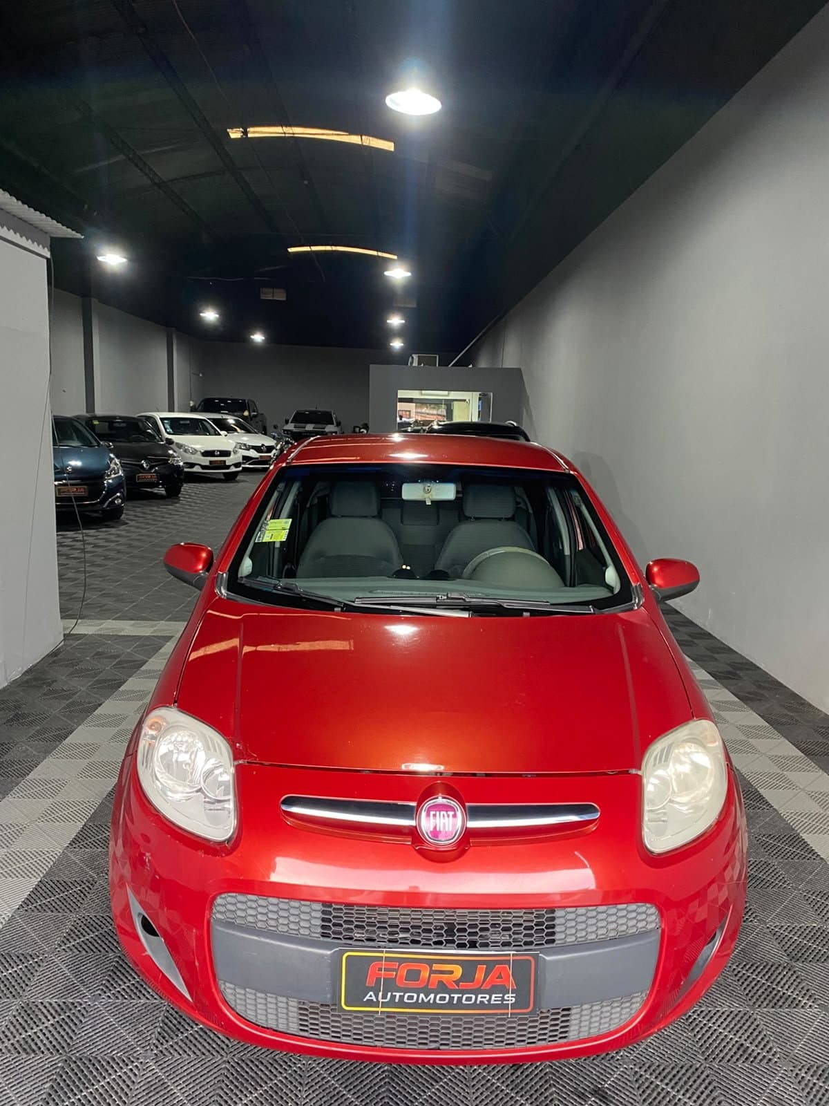 Fiat Palio rojo de frente, en el showroom