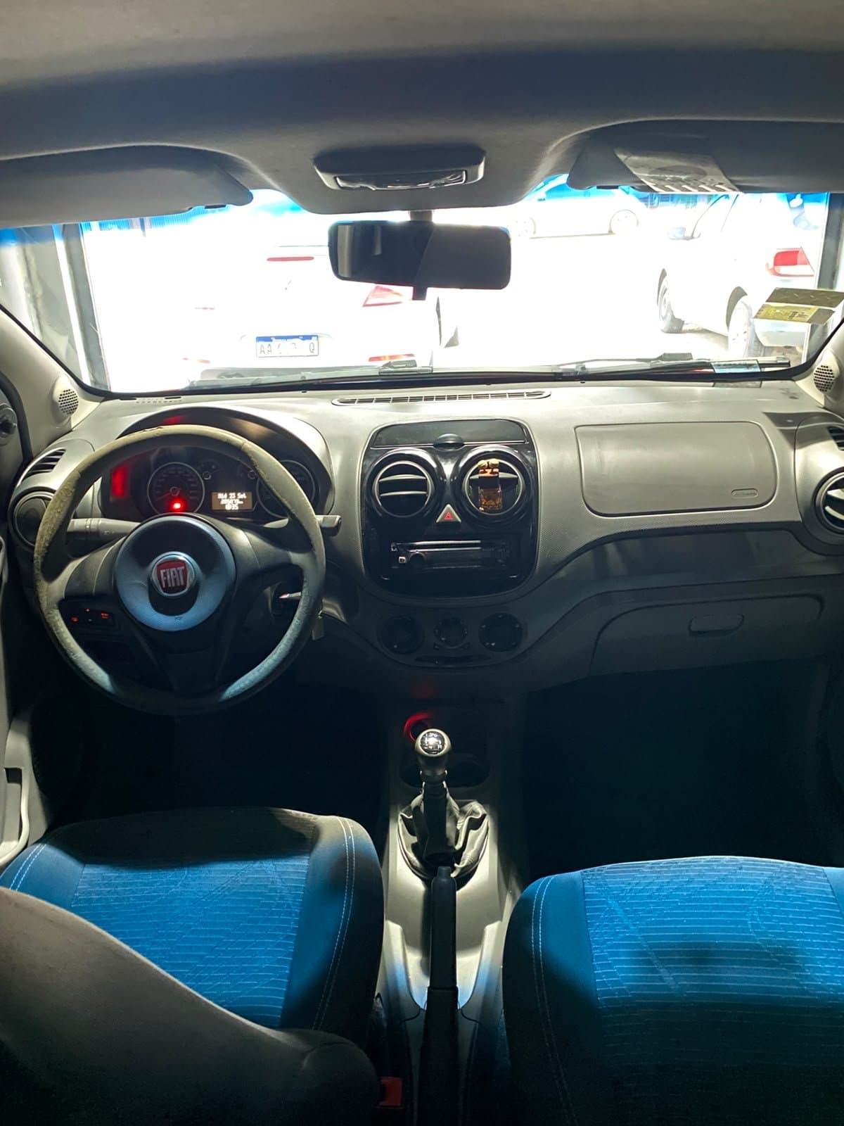 Tablero y consola del Fiat Palio con caja manual, vistos desde atrás