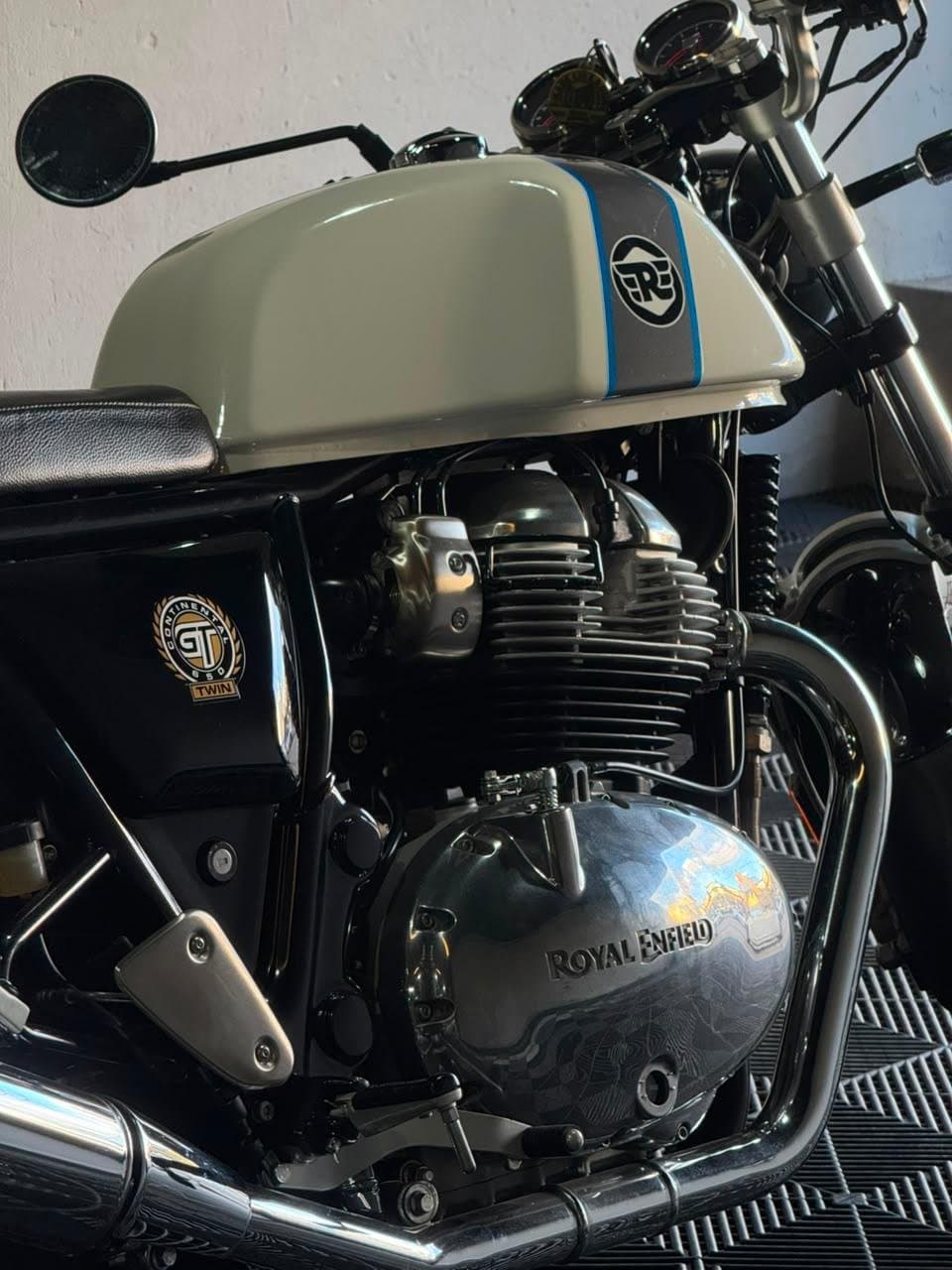 Tanque blanco y motor bicilíndrico cromado de la Royal Enfield Continental GT 650