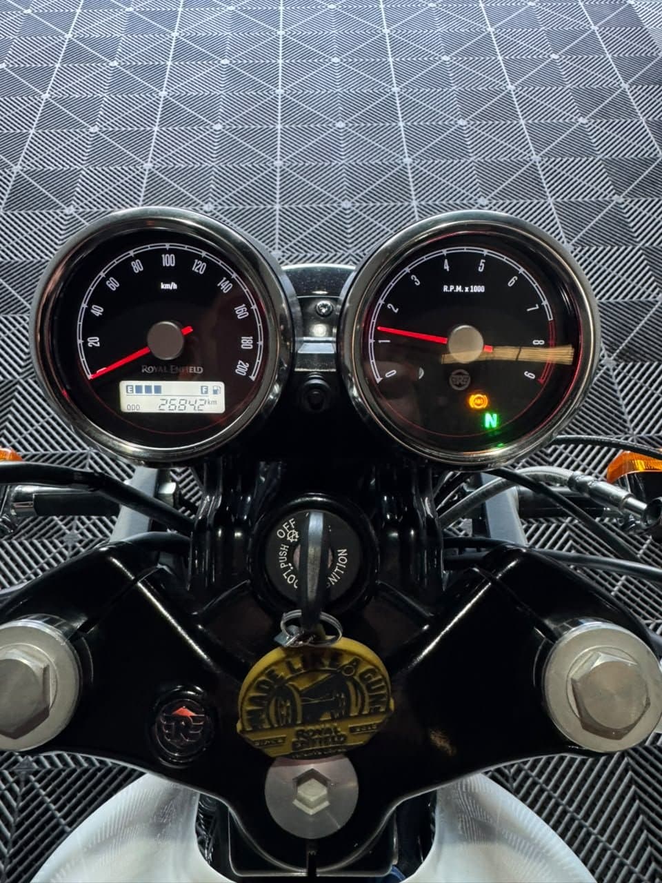 Instrumental doble de la Royal Enfield con el odómetro a la vista