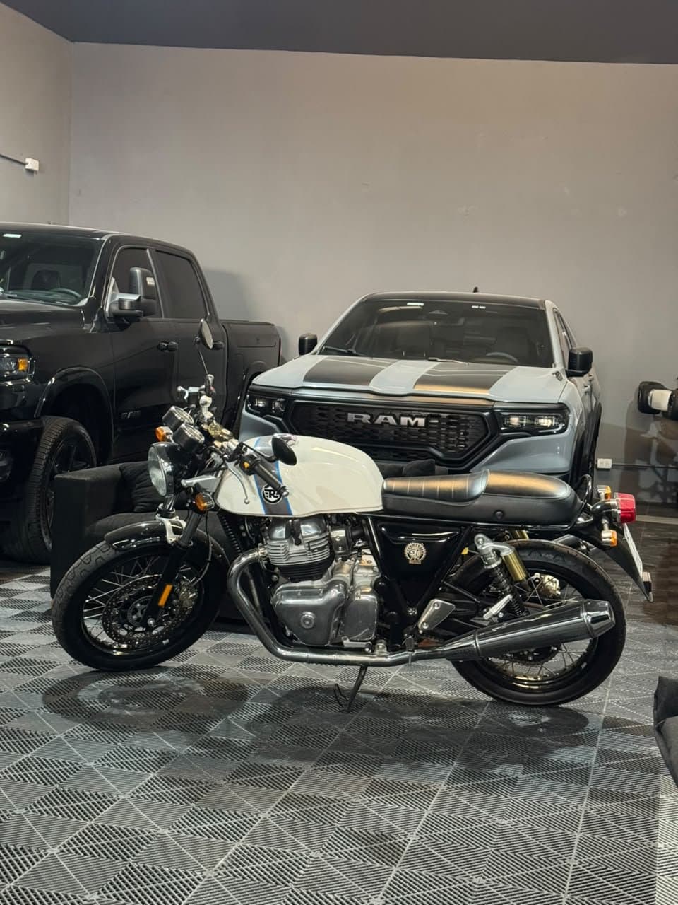 Royal Enfield Continental GT 650 blanca de perfil completo, en el showroom