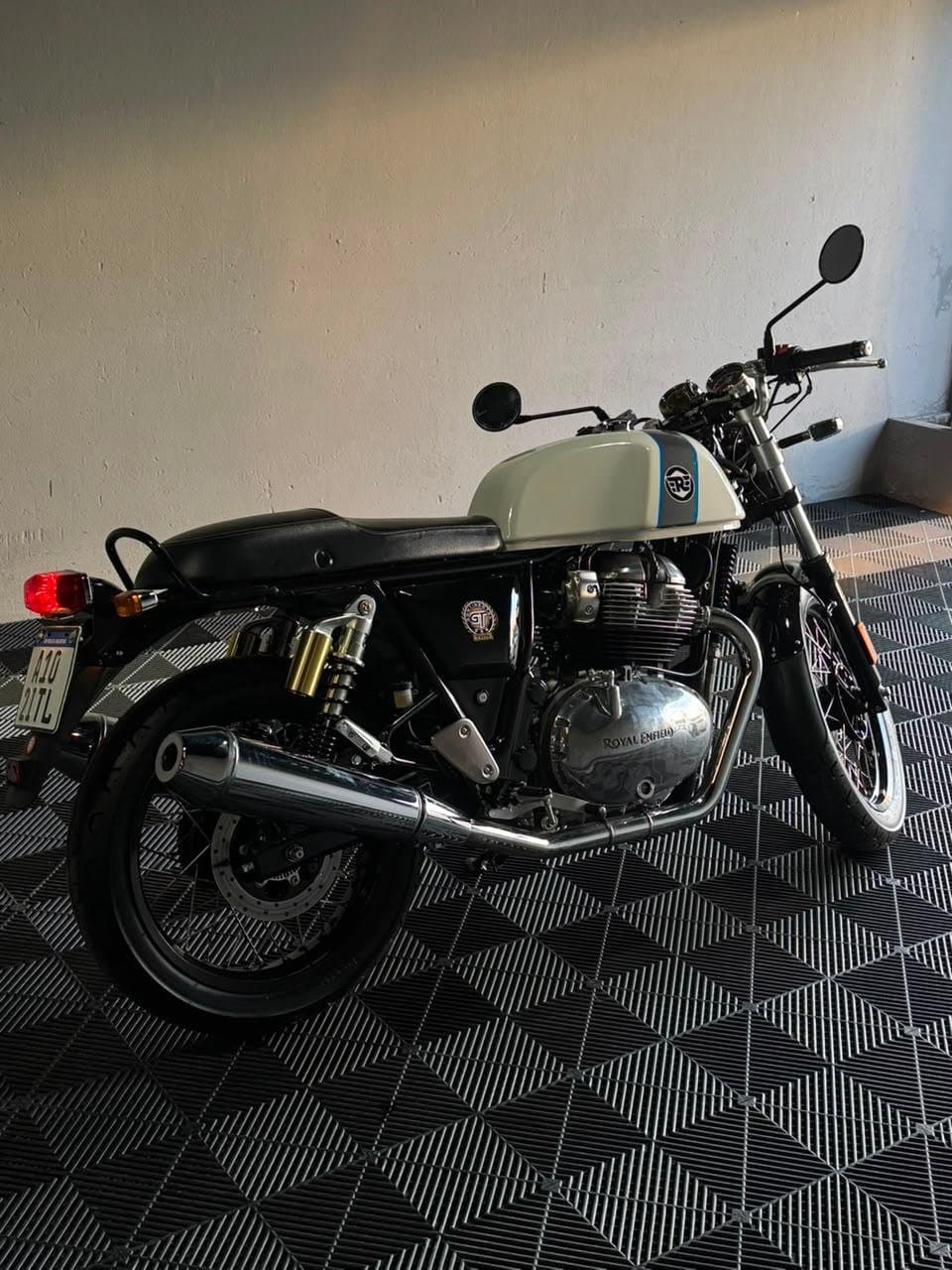 Royal Enfield Continental GT 650 blanca, tres cuartos de atrás desde el lado derecho