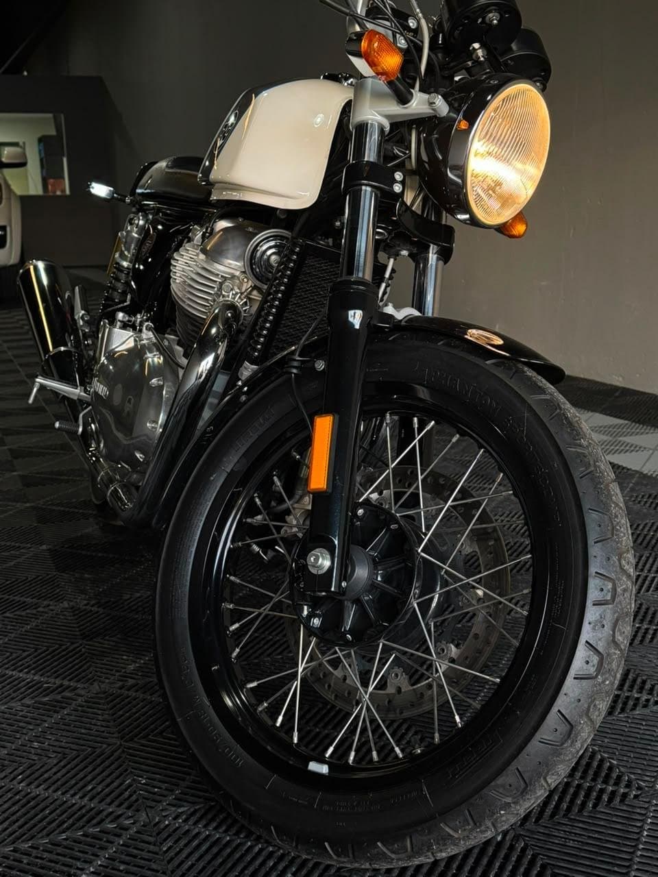 Rueda delantera de rayos y faro redondo de la Royal Enfield