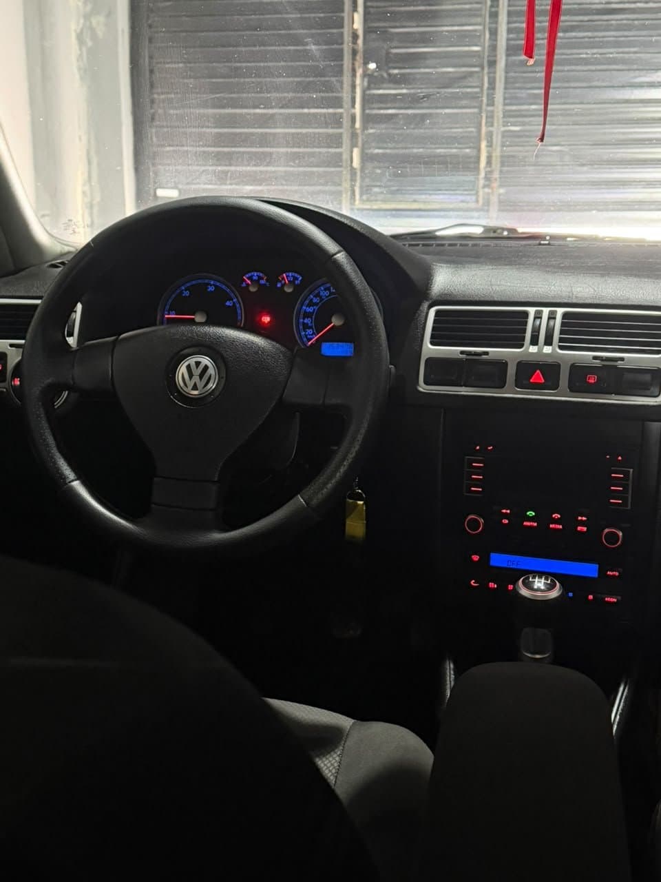 Volante, instrumental y consola del Volkswagen Bora con caja manual
