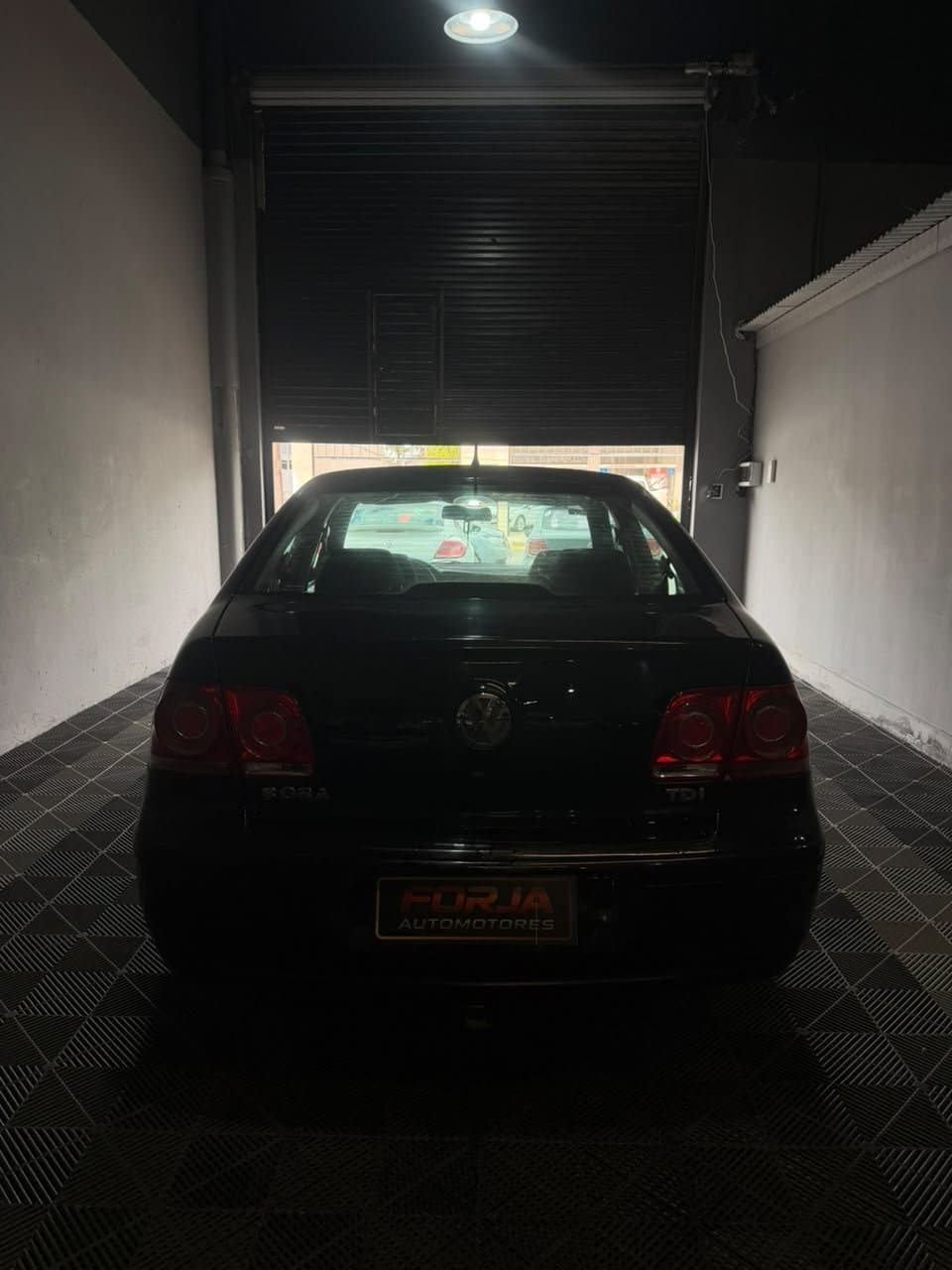 Volkswagen Bora TDI negro visto de atrás