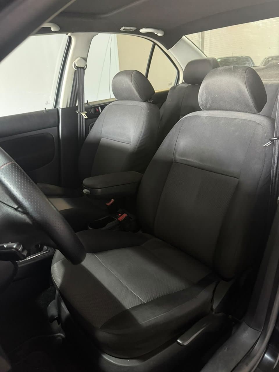 Butaca del conductor y volante del Volkswagen Bora vistos desde la puerta