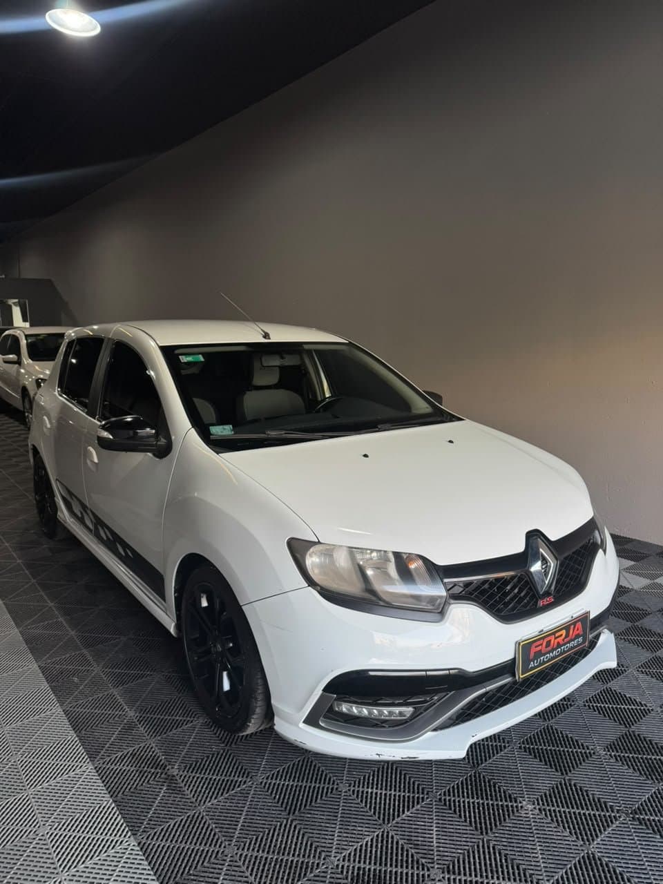 Sandero RS blanco, frente tres cuartos, en el showroom