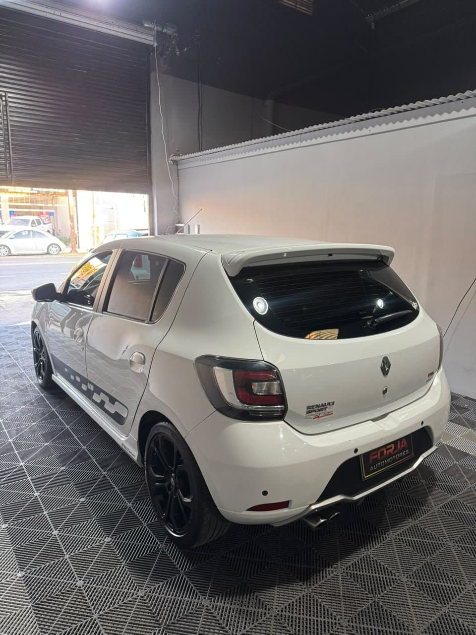Sandero RS blanco, tres cuartos de atrás del lado izquierdo, con alerón