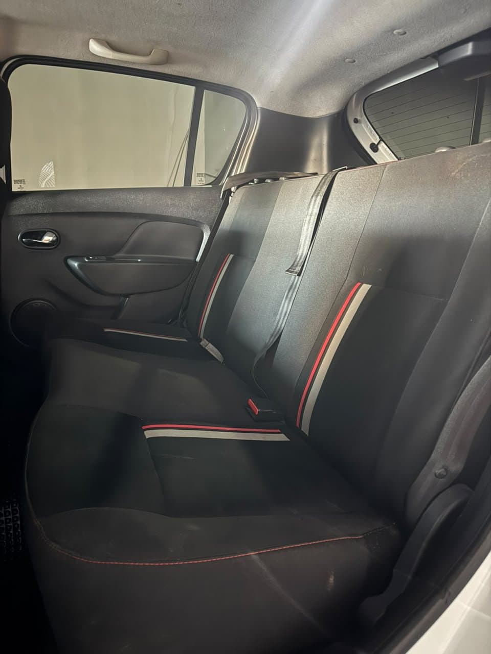 Asiento trasero del Sandero RS con vivos rojos