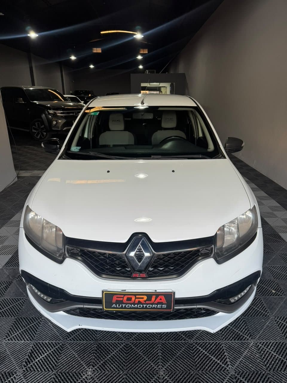 Sandero RS blanco de frente, parrilla con el logo R.S.