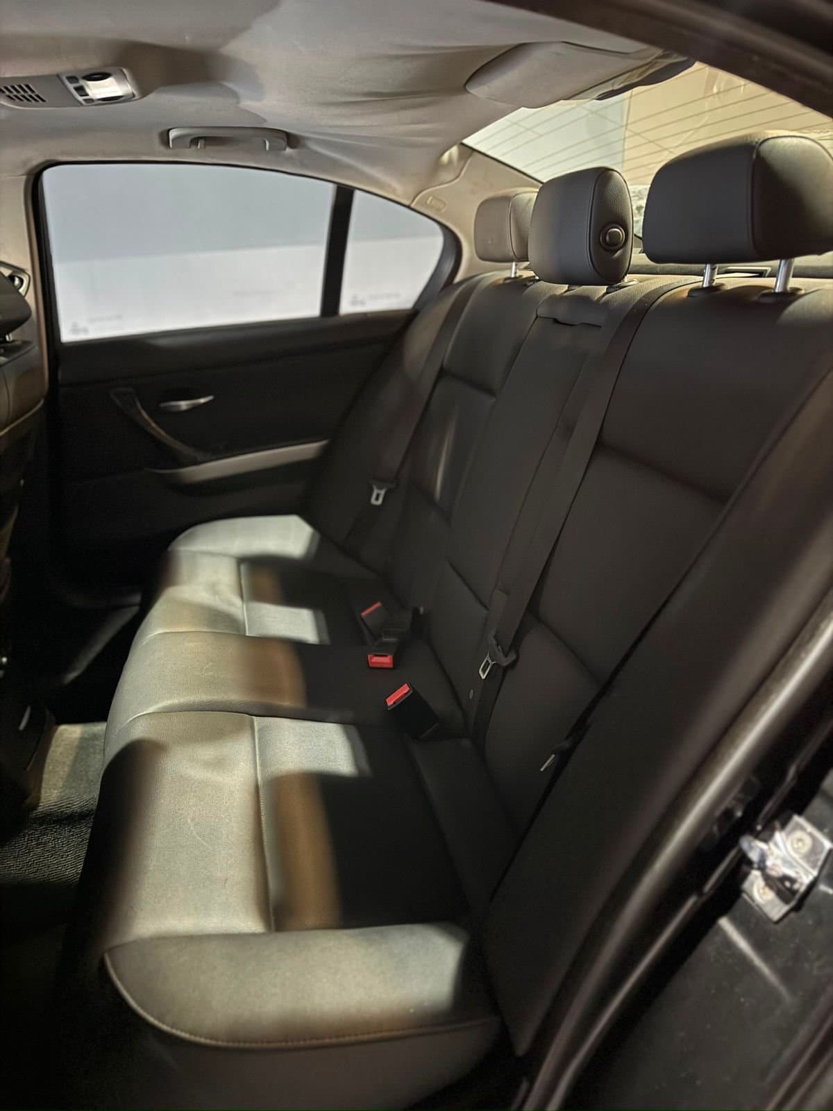Asiento trasero de cuero negro del BMW 328i
