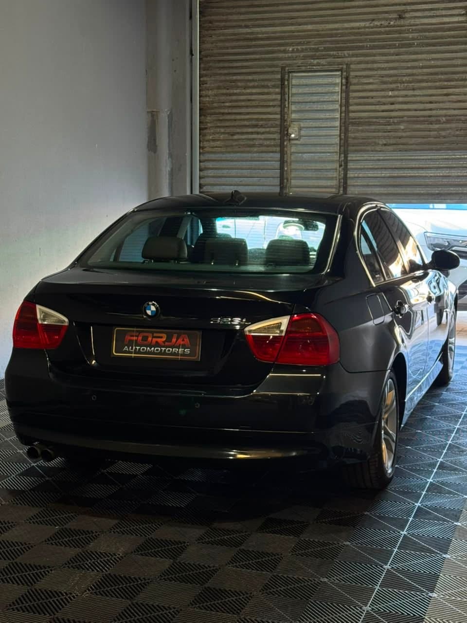 BMW 328i negro, tres cuartos de atrás del lado del acompañante