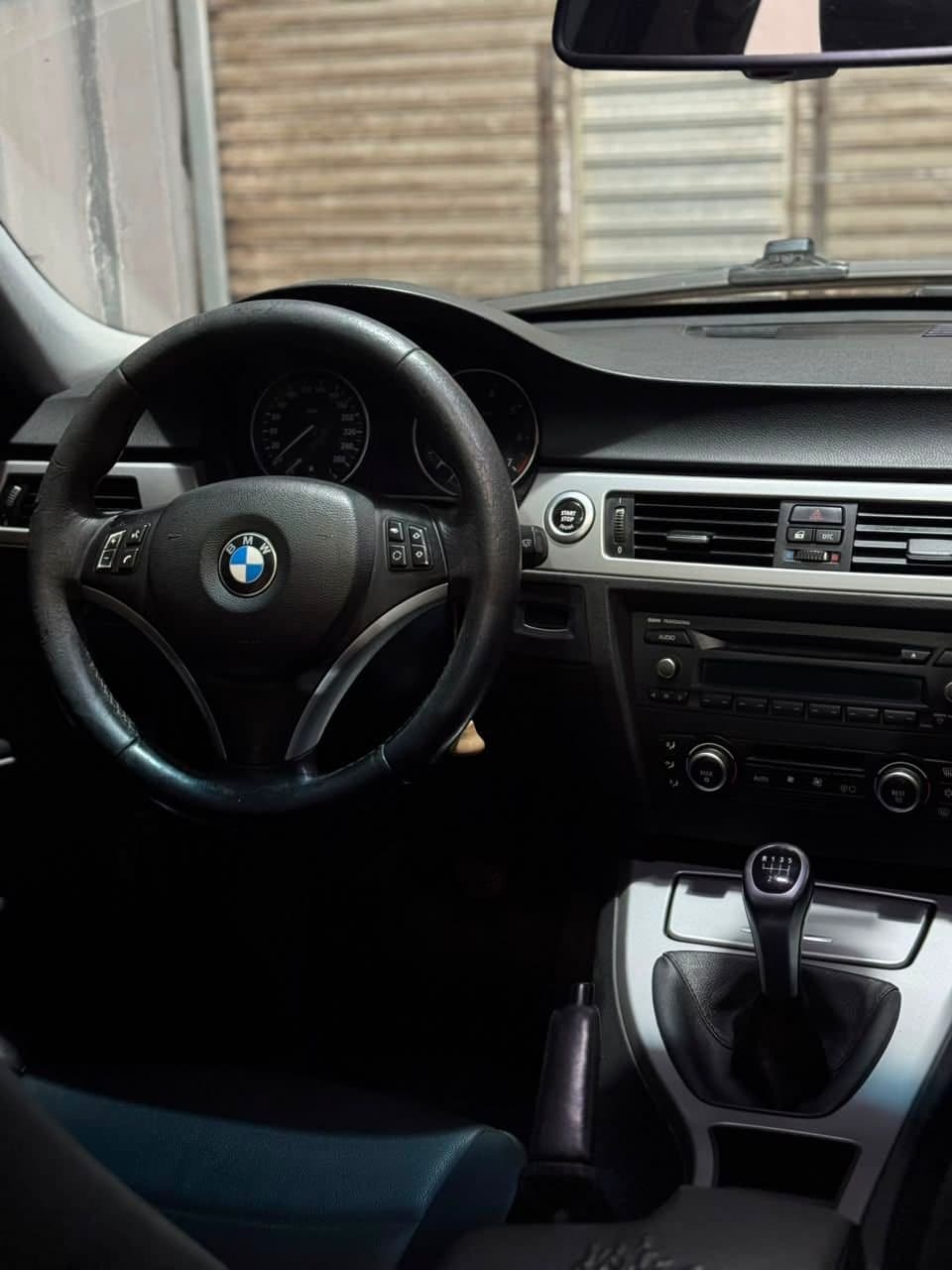 Volante, instrumental y consola del BMW 328i, con caja manual de seis marchas